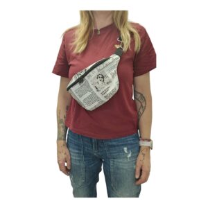 Bauchtasche in Zeitungsoptik schwarz/weiss