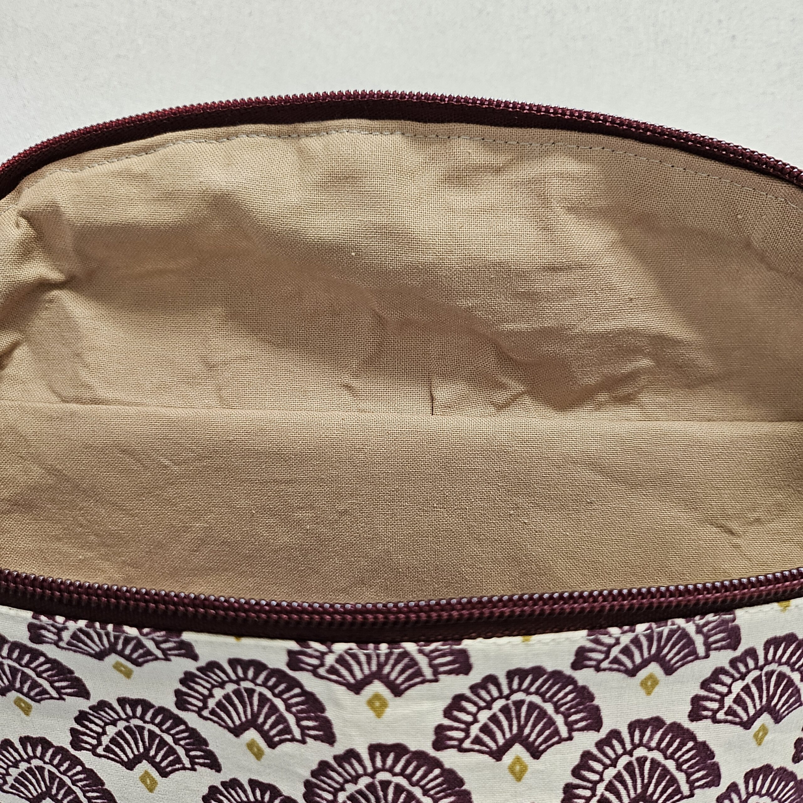 Bauchtasche mit weinrotem Muster – Bild 3